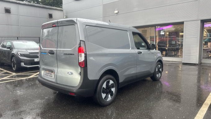 Ford Transit Courier E-Transit Courier 100kW 43kWh Trend Van Auto - Image 10